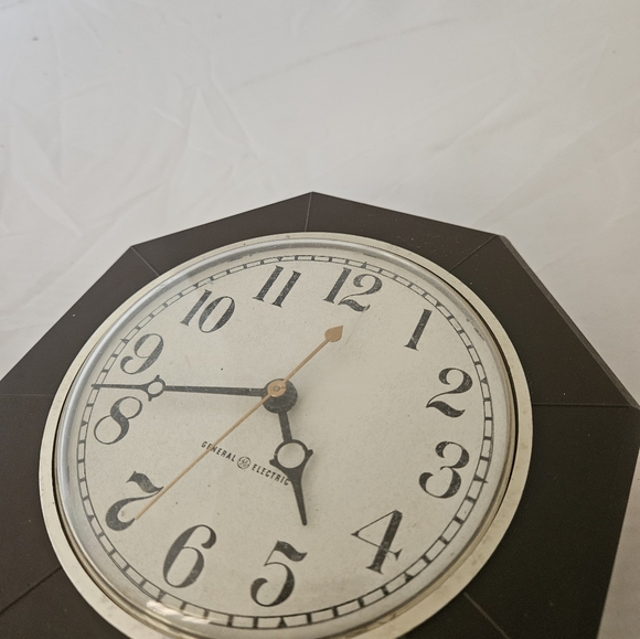 Vintage General Electric Model 2128A Wall Clock - Picture 4 of 4